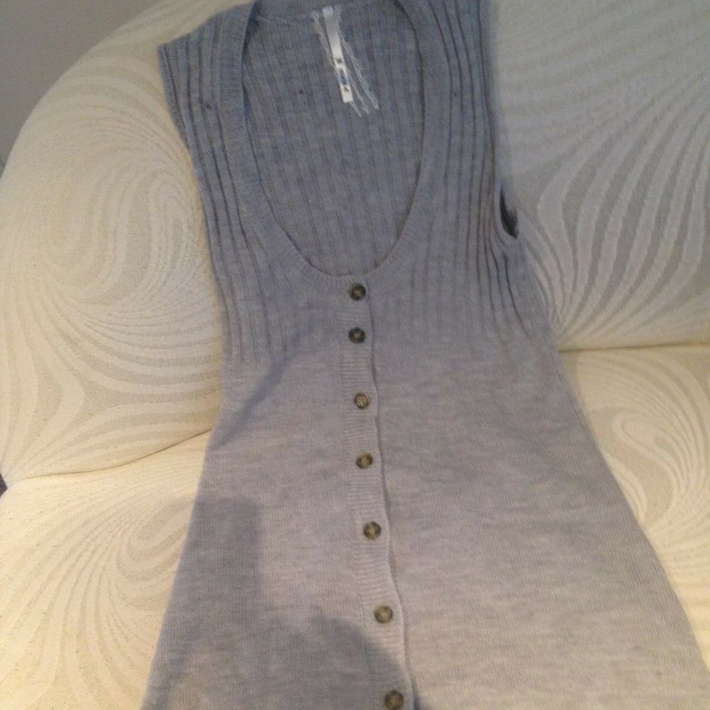 RENA GRAY SLEEVELESS BUTTON DOWN SWEATER
